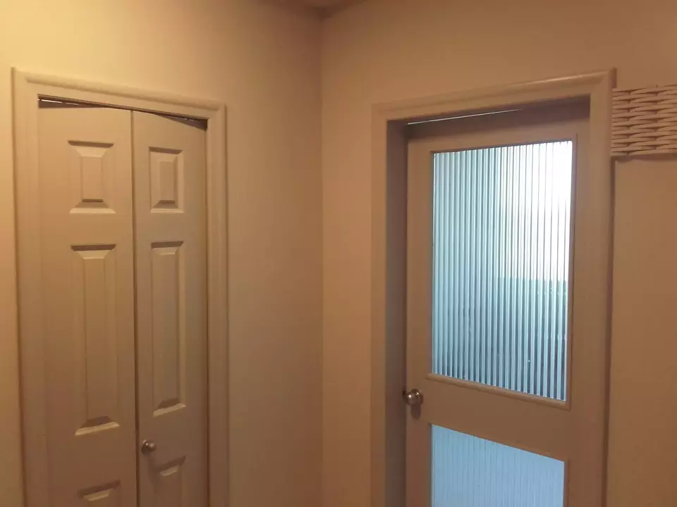 Zuglói panel lakás ajtó mázolása