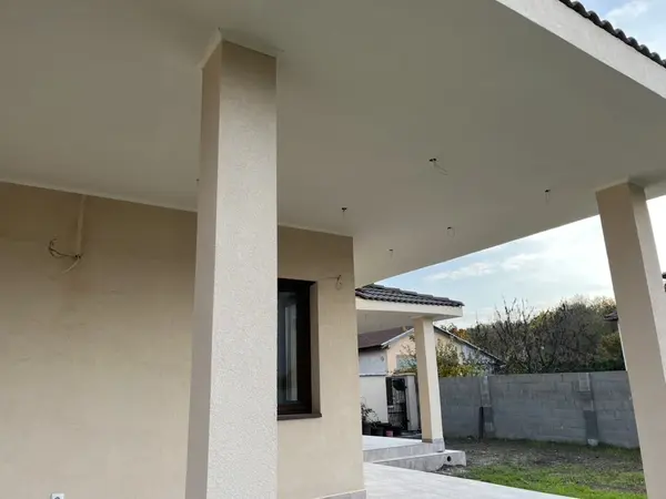 Frissen festett, páraálló bevonattal ellátott garázs