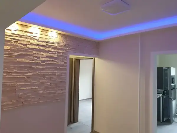 Modern tisztasági festés LED világítással panel lakásban