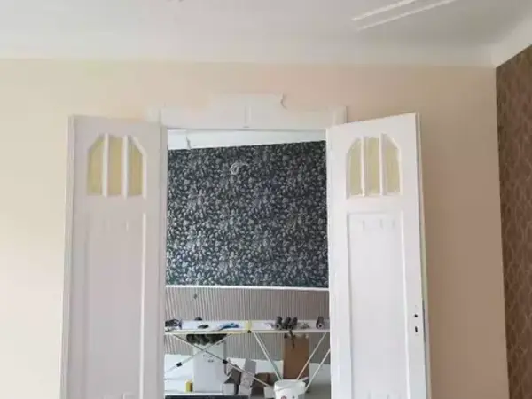 Nagypolgári lakás ajtó mázolása